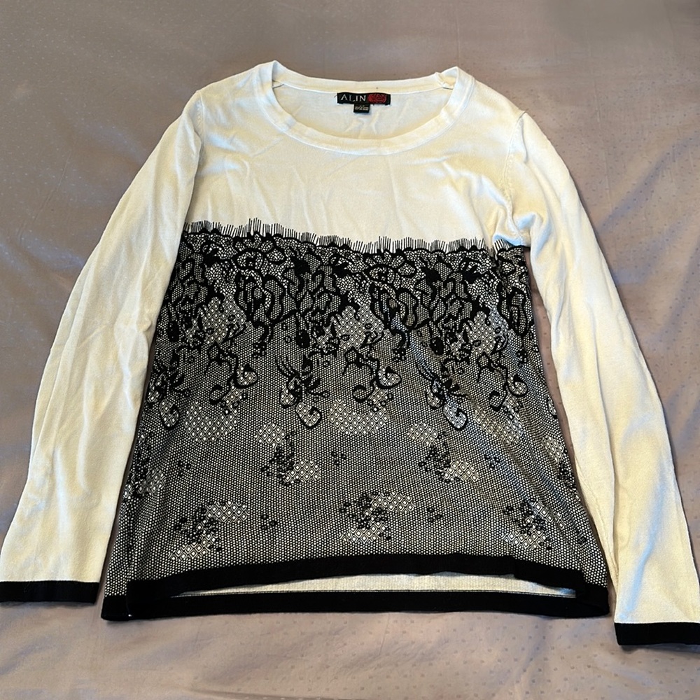 LACE PRINT LONG SLEEVE TOP